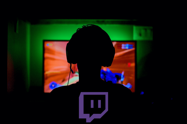 That’s bold! Twitch-Streamer cheats in front of a running camera