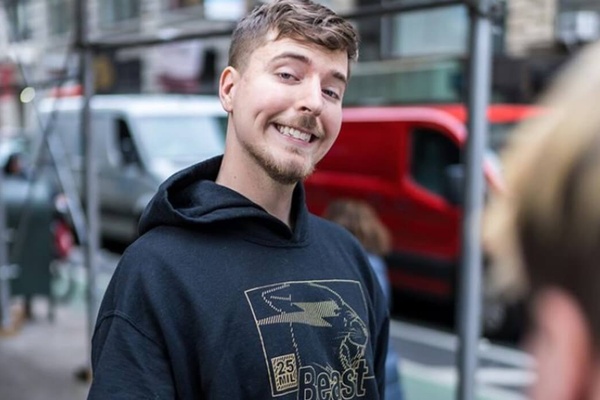 La estrella de YouTube, MrBeast, hace realidad los sueños de creadores de contenido más pequeños