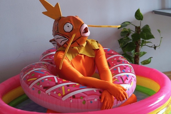 Los streamings en jacuzzis se nos van de las manos - un Magikarp en una piscina hinchable